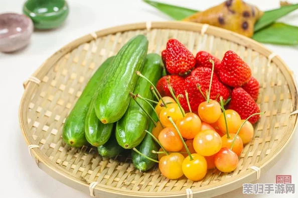 草莓樱桃丝瓜秋葵榴莲黄瓜大全，网友评论：这些水果和蔬菜的搭配真是太丰富了，让人垂涎欲滴！