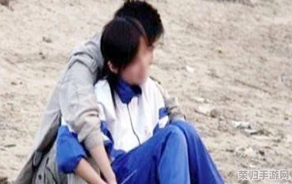 女班长被 c 扒衣服作文：在校园生活中如何理解同学间的相处与尊重