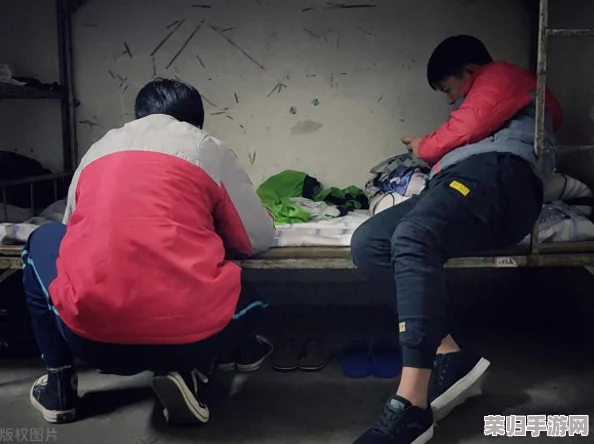 探讨两个男生脱裤子裸体互摸j行为的心理动机与社会影响