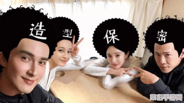 逛街时玩具突然按下按钮，意外引发的趣味瞬间让人忍俊不禁，生活中的小惊喜总是充满乐趣