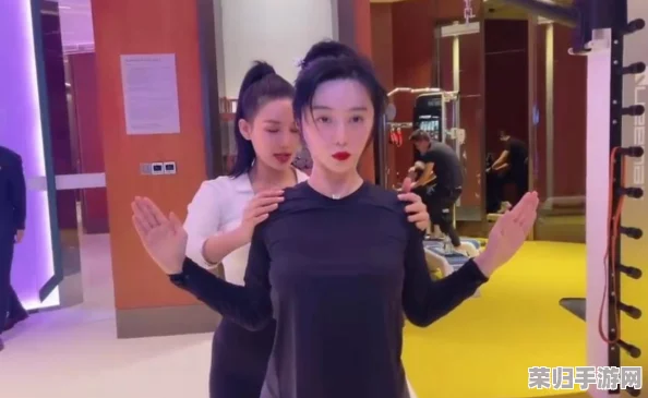 女生迈开腿又疼又叫拔萝卜，这种现象可能是由于缺乏运动或肌肉紧张引起的