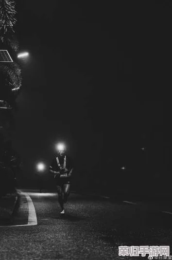 黑色不打烊永远不迷路，网友纷纷表示这句话让人感到温暖，仿佛在夜晚也能找到方向与归属