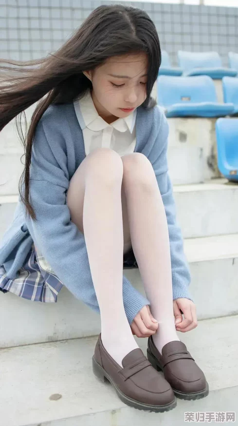 白丝校花 扒开美腿甜美打扑克，展现青春活力与游戏乐趣的完美结合，让人沉醉于这场视觉与心灵的盛宴