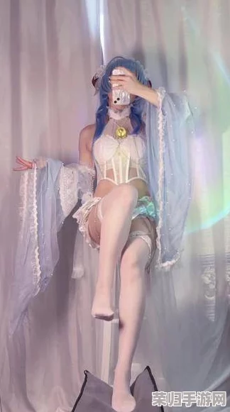 白丝甘雨被爆 羞羞网站：网络文化中的角色扮演与粉丝心理的深度解析