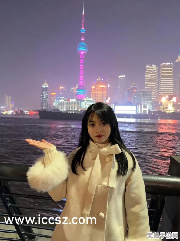 美女妲己一丝丝不挂，展现了她的魅力与神秘，同时也引发了对古代美人形象的深刻思考与讨论