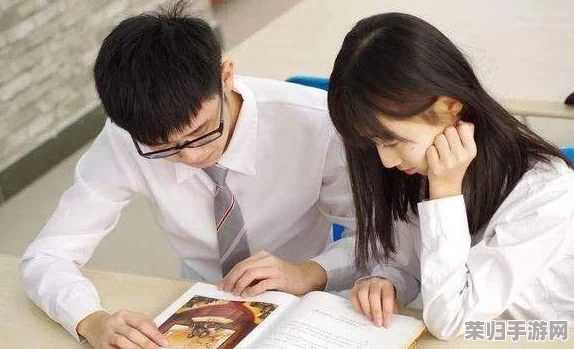 男生和女生在一起探讨人生软件：共同思考，相互启发，共同成长