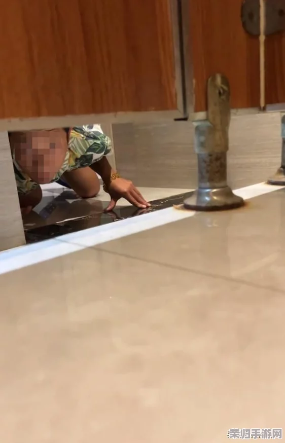 舞蹈班偷拍沟厕好多极品行为曝光，我们应该如何反思与改善？