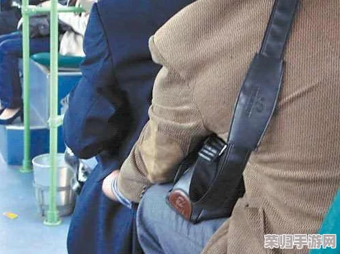 售票员用身体量尺寸坐公交车20，体现了公共交通中人们对空间和舒适度的关注与思考