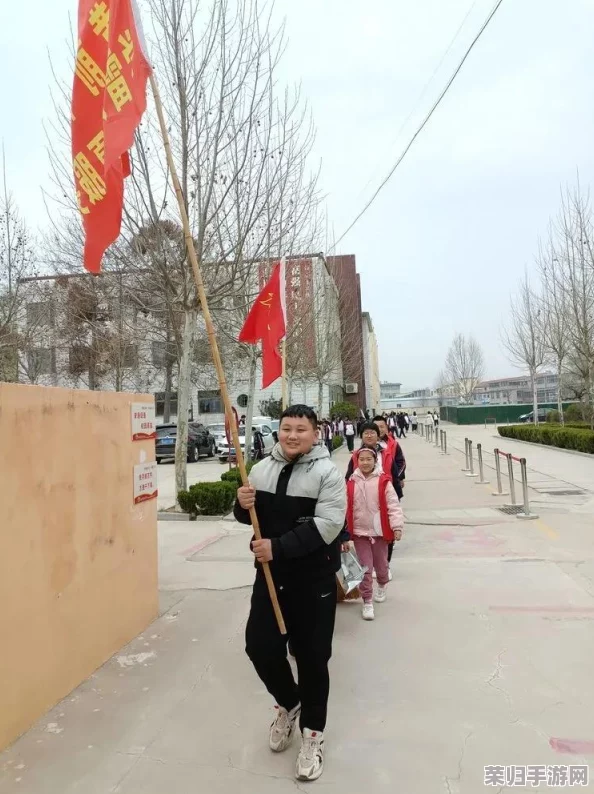 老师解开扣子让我吃她奶，这句话表面上看似简单，实际上蕴含了师生之间复杂的情感和信任关系