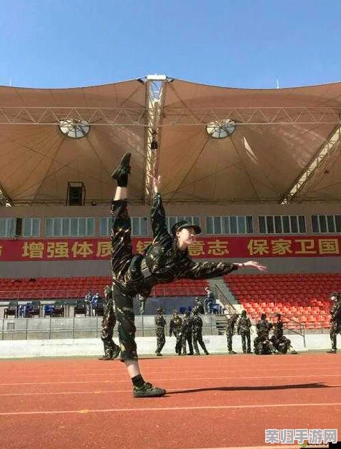 51吃瓜群众fun军训跳舞，网友称赞：舞步炫酷，气氛热烈，大家都玩得很开心！