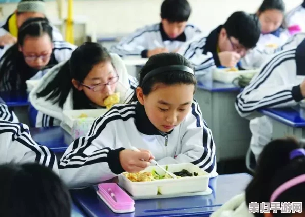 班长露出 让学生吃，网友热议：这是关爱还是另有所图？校园生活的真实写照引发广泛讨论！