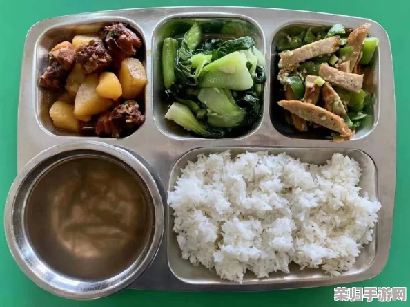 班长露出 让学生吃，网友热议：这是关爱还是另有所图？校园生活的真实写照引发广泛讨论！