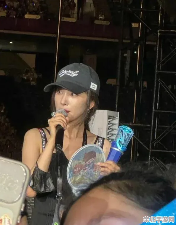 张柏芝手扒性器全照引发热议，网友纷纷讨论其背后的意义与影响