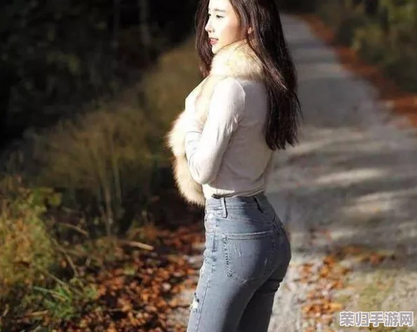 几个美女沟厕小便各种大屁股，展现不同身材的魅力与自信之美
