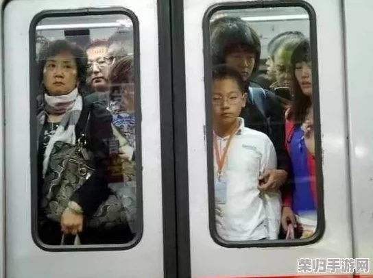 探寻地铁生存秘籍：揭秘独特橙色运动服的真实身份与逃生意义