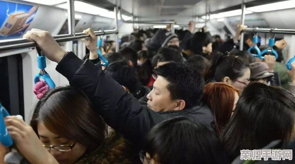 探寻地铁生存秘籍：揭秘独特橙色运动服的真实身份与逃生意义