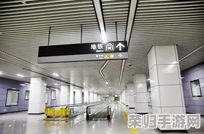探索地铁安全新视角：紧急情况下，如何快速定位并开启隐蔽的逃生门位置？