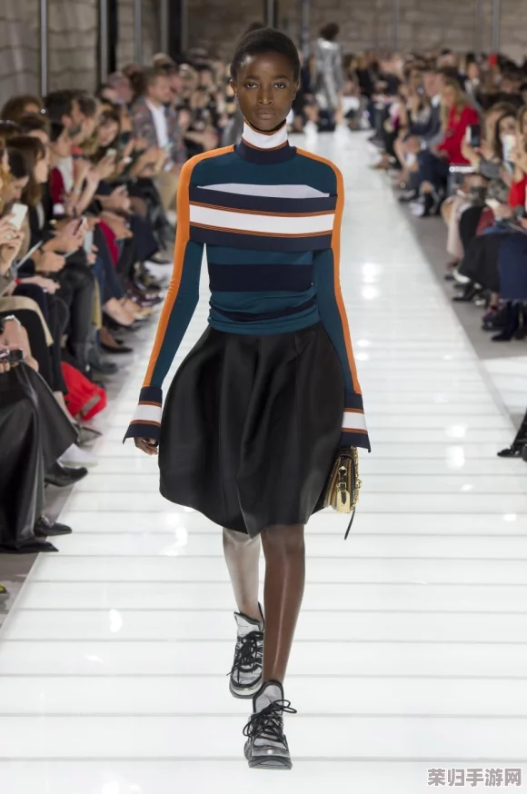 《天下》手游独家揭秘:全新时装系列,神秘织锦融汇高雅韵味,引领潮流新风尚! 《天下》手游独家揭秘:全新时装系列,神秘织锦融汇高雅韵味,引领潮流新风尚!