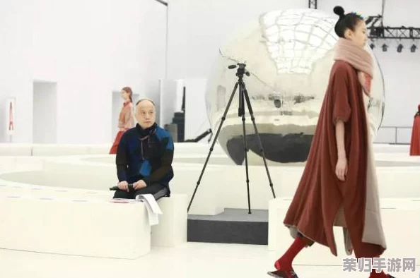 《天下》手游独家揭秘:全新时装系列,神秘织锦融汇高雅韵味,引领潮流新风尚! 《天下》手游独家揭秘:全新时装系列,神秘织锦融汇高雅韵味,引领潮流新风尚!